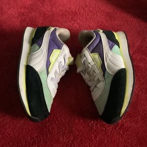 Kids Puma tennis shoes